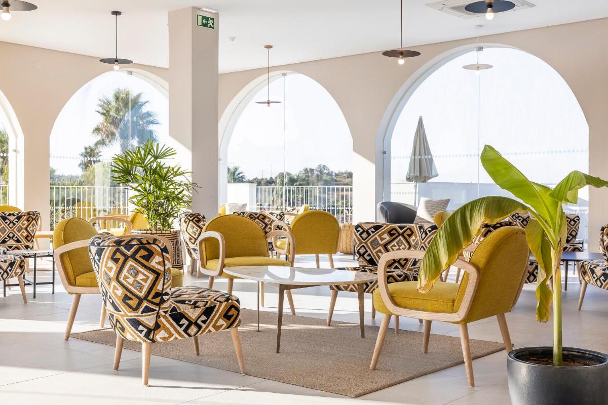 Uma área de estar em Eden Villas & Apartments