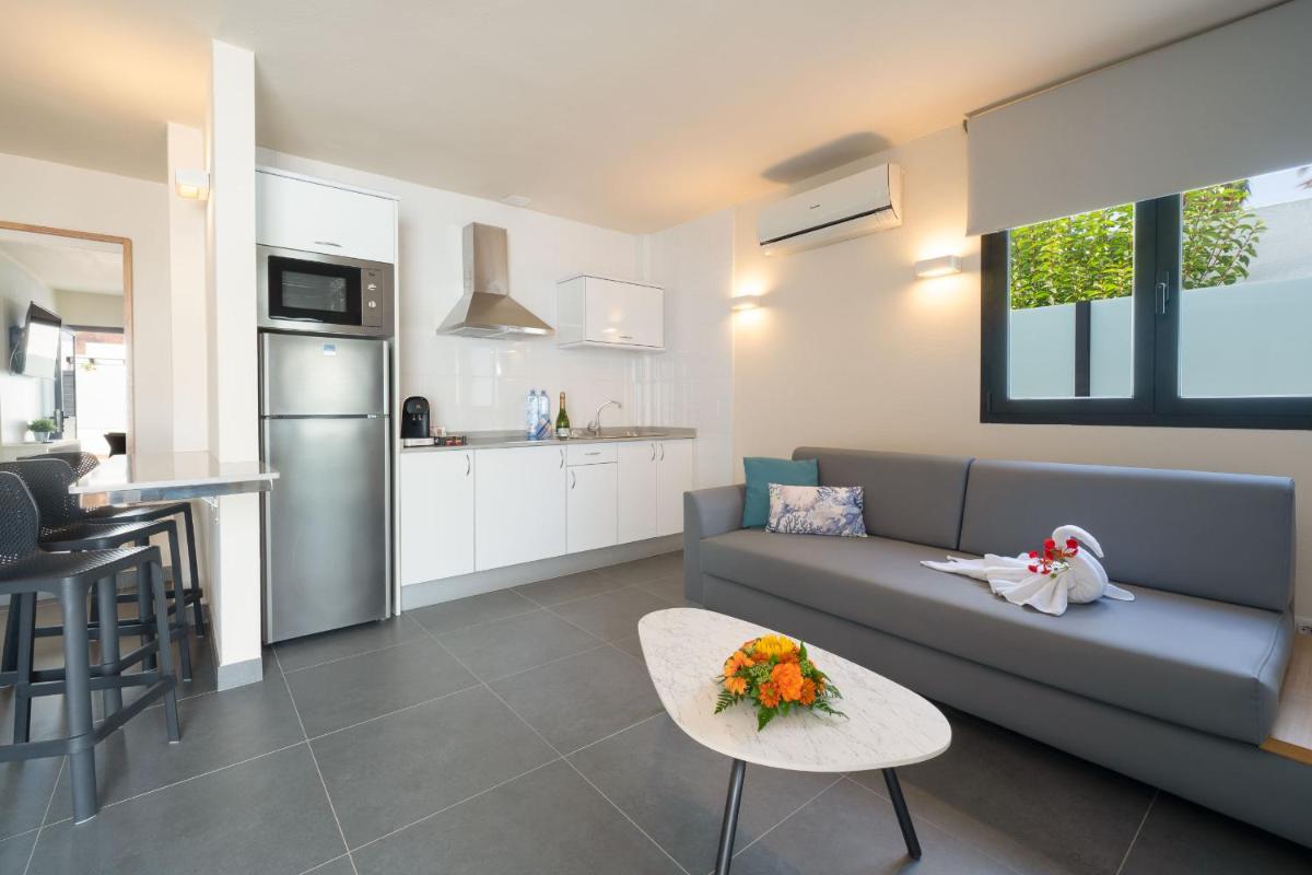 Una cocina o zona de cocina en Relaxia Lanzasur Club - Aqualava Water Park