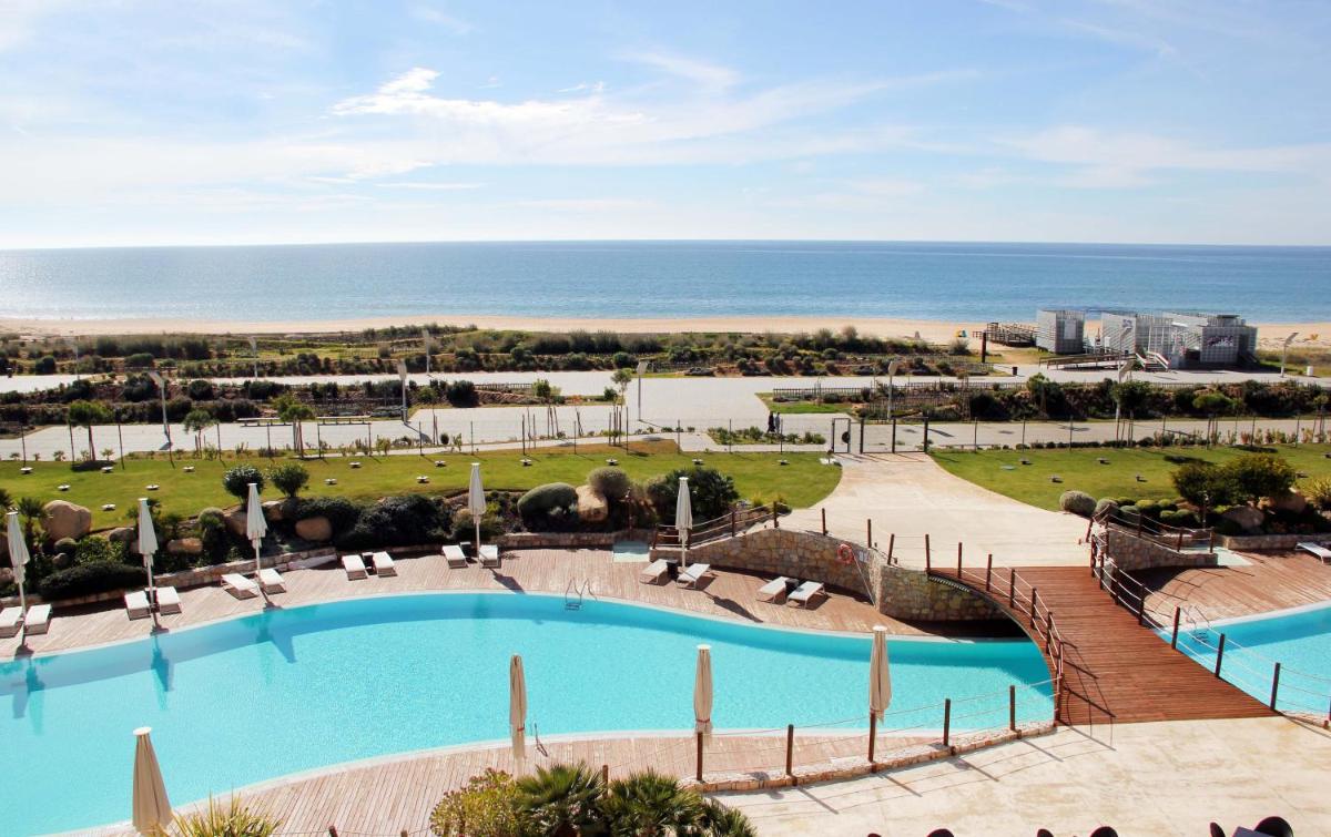 A piscina em ou perto de Crowne Plaza Vilamoura - Algarve by IHG