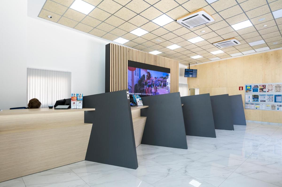 Una televisión o centro de entretenimiento en La Marina Resort