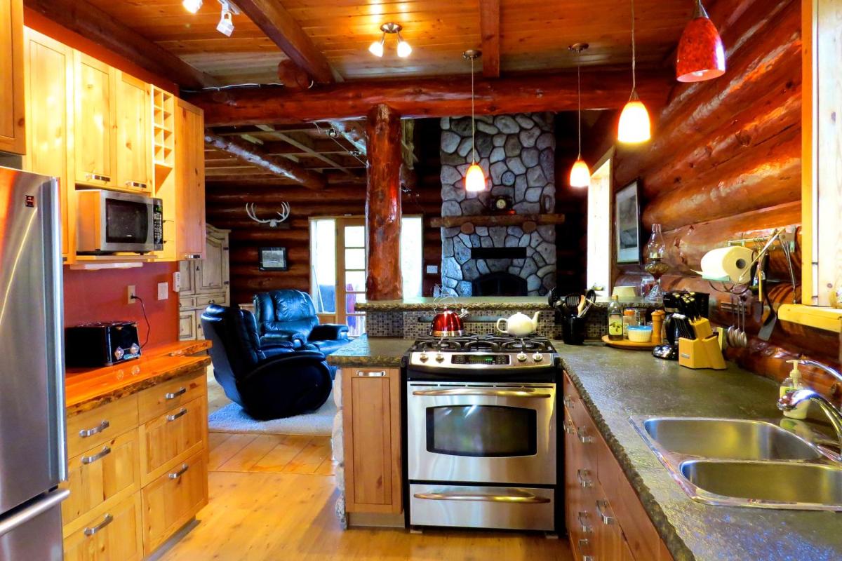 Handsome Dan's at Otter Point - Housity