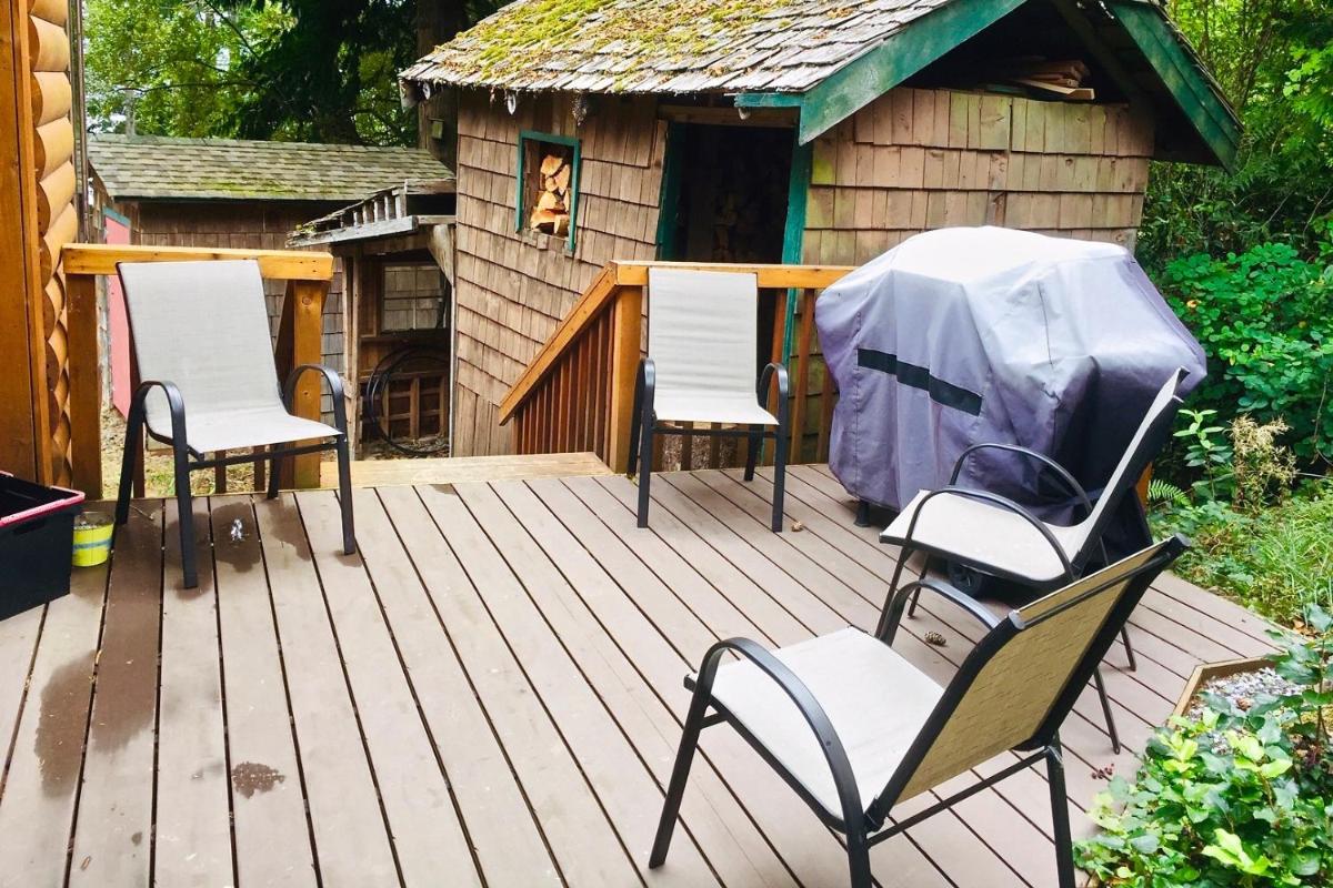 Handsome Dan's at Otter Point - Housity