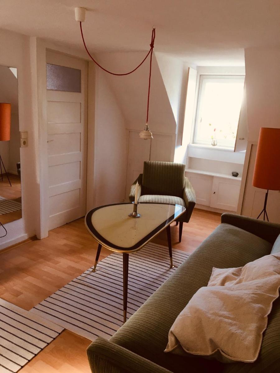 Vintage-Mansarde über wilden Gärten - Housity
