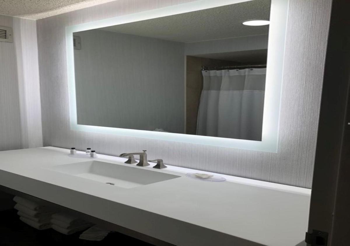 Crowne Plaza Chicago-Northbrook, an IHG Hotel - Housity