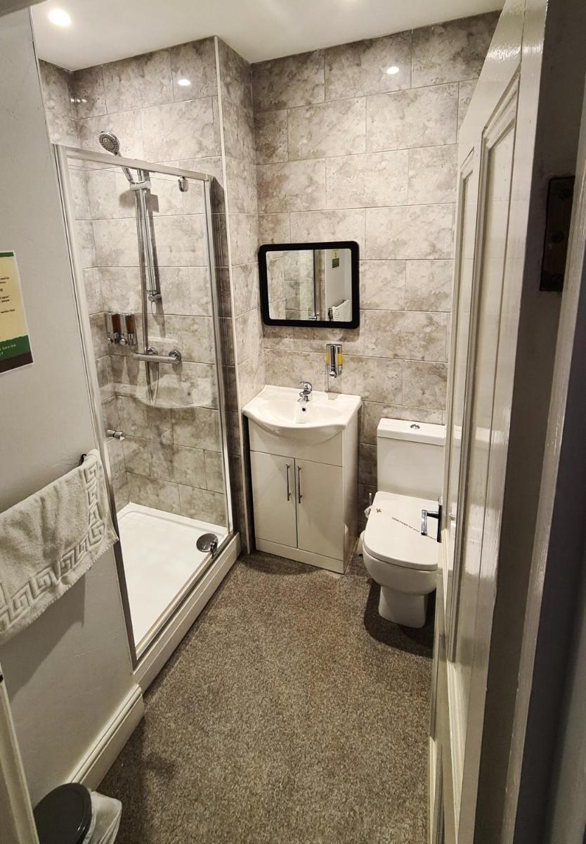 The Albert Hotel - Housity