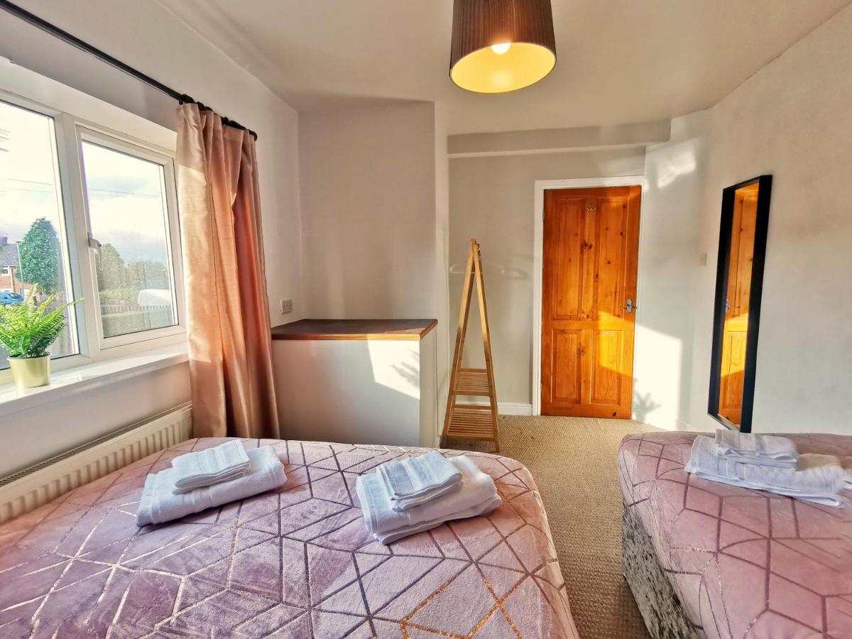 Noknokstay-Highstone House,4 Bedrooms, Garden with Parking, Great for Longer Stay - Housity