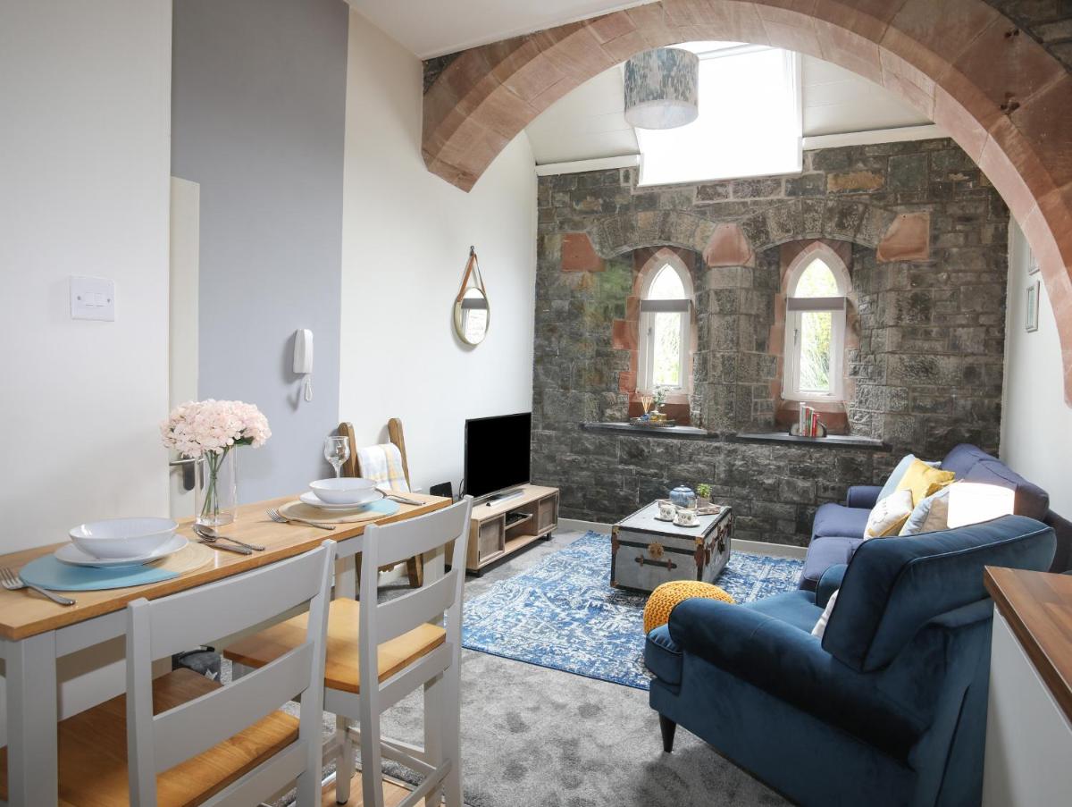 Dinlle - Housity