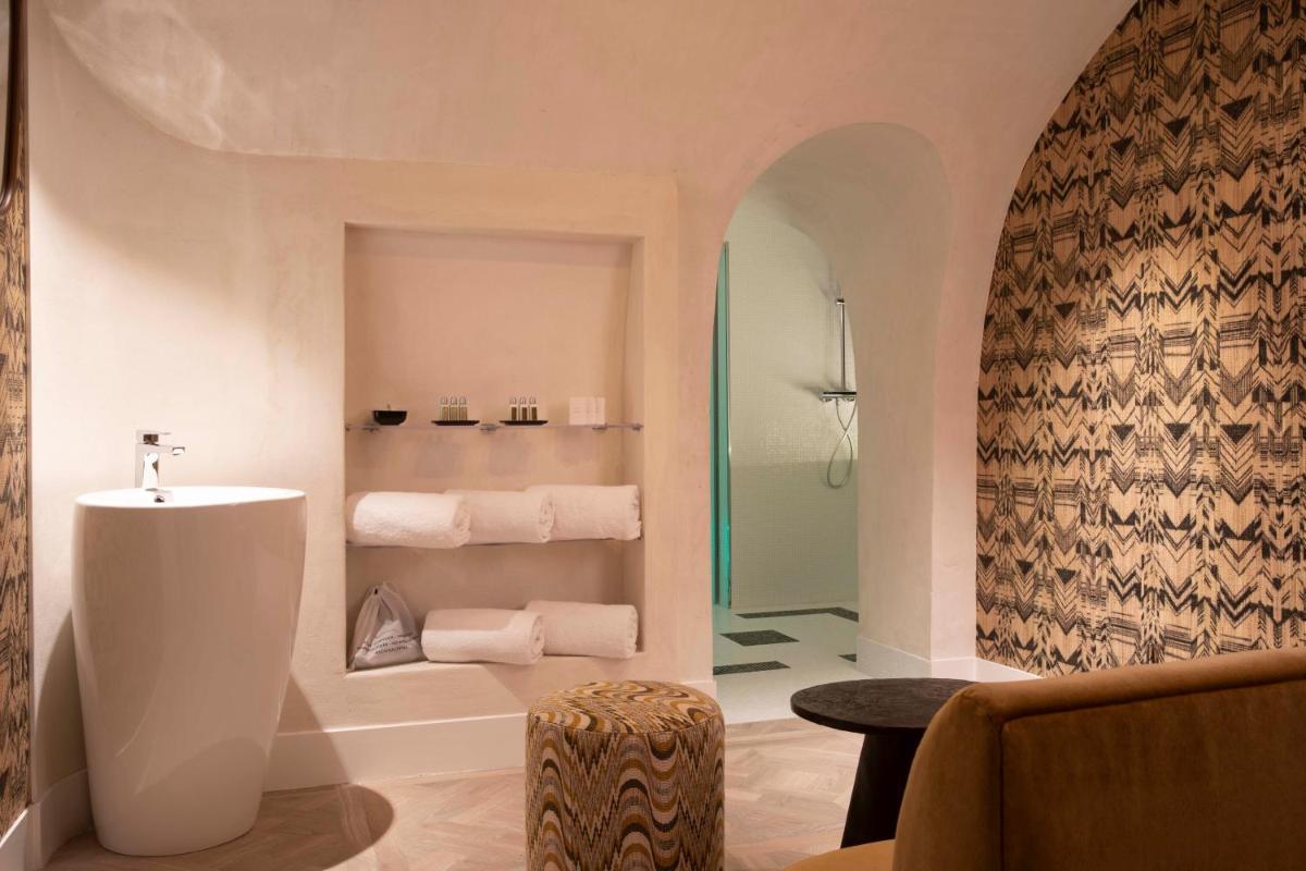 La salle de bains est pourvue d'un lavabo et de serviettes. dans l'établissement Hotel Phileas Lazare & Spa - Opera, à Paris