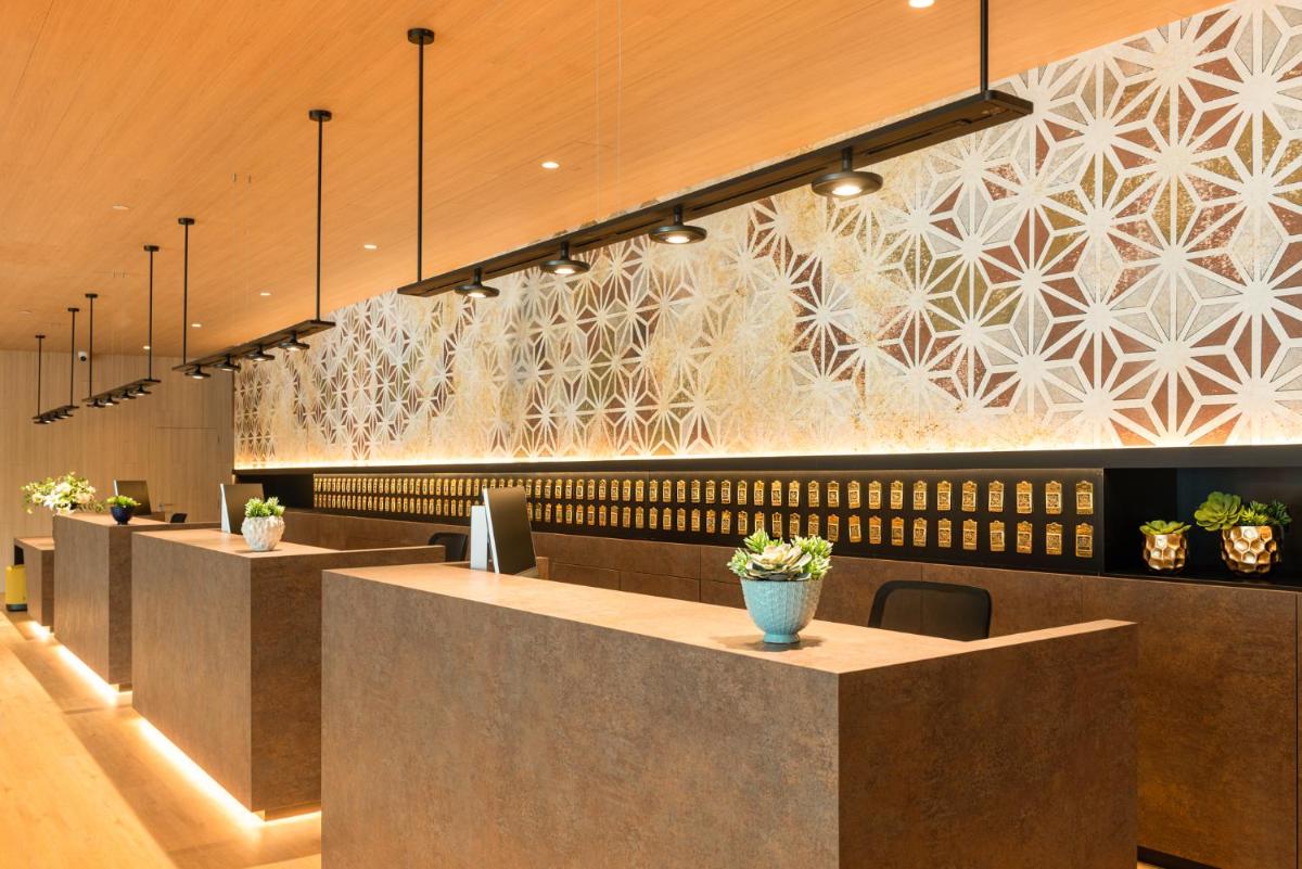 El salón o zona de bar de L'Azure Hotel 4* Sup