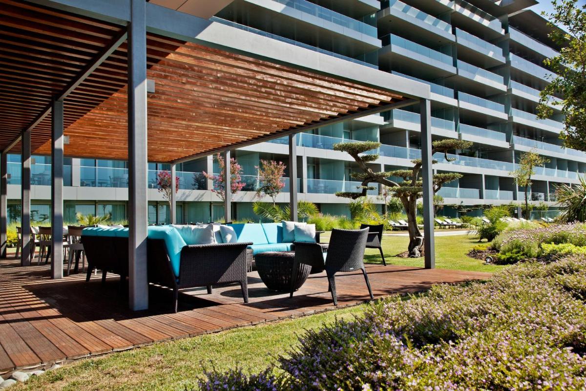 Um jardim no exterior de InterContinental Cascais-Estoril by IHG