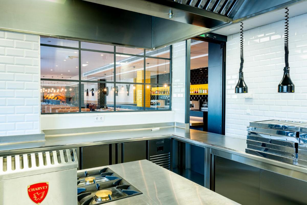 Una cocina o zona de cocina en L'Azure Hotel 4* Sup