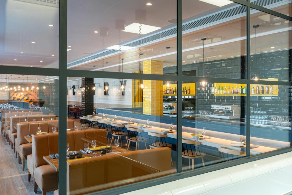 Un restaurante o sitio para comer en L'Azure Hotel 4* Sup