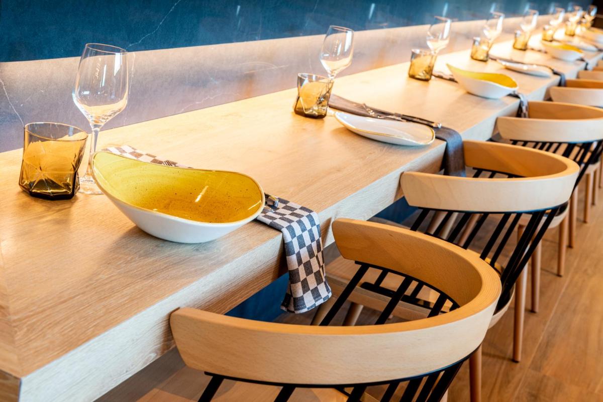 Un restaurante o sitio para comer en L'Azure Hotel 4* Sup
