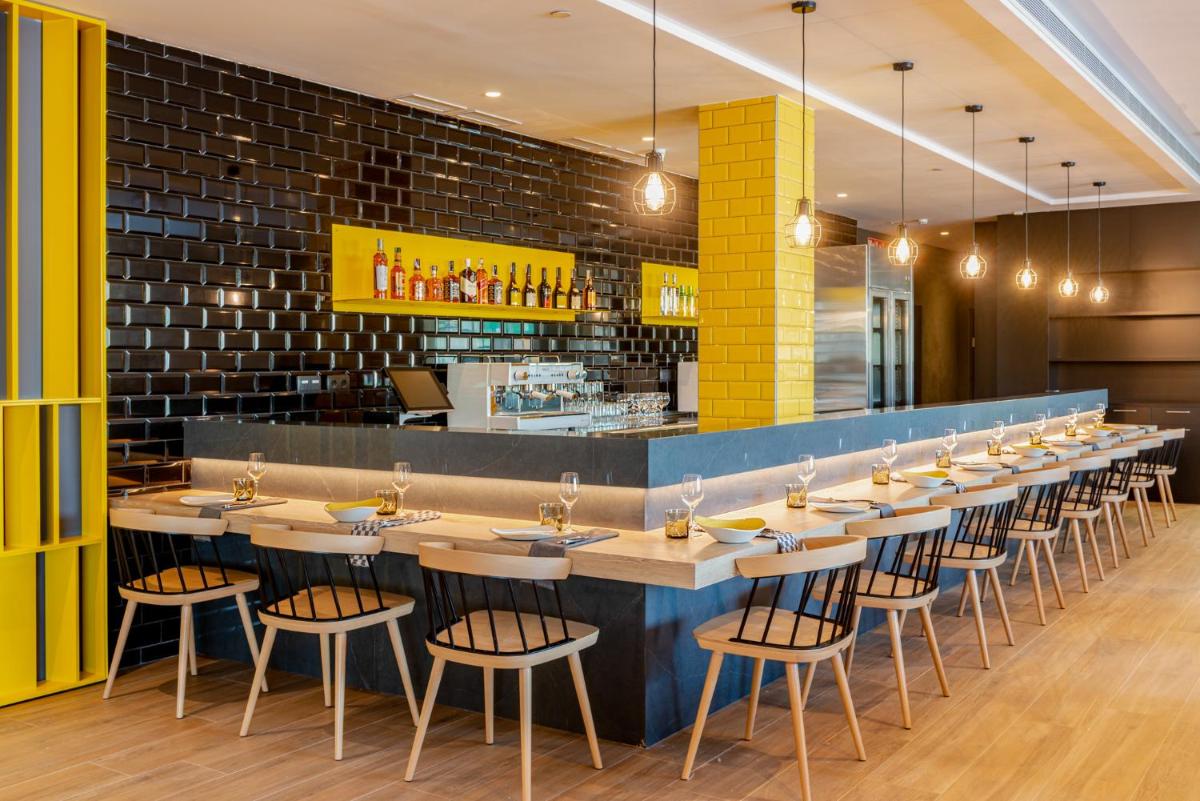 Un restaurante o sitio para comer en L'Azure Hotel 4* Sup