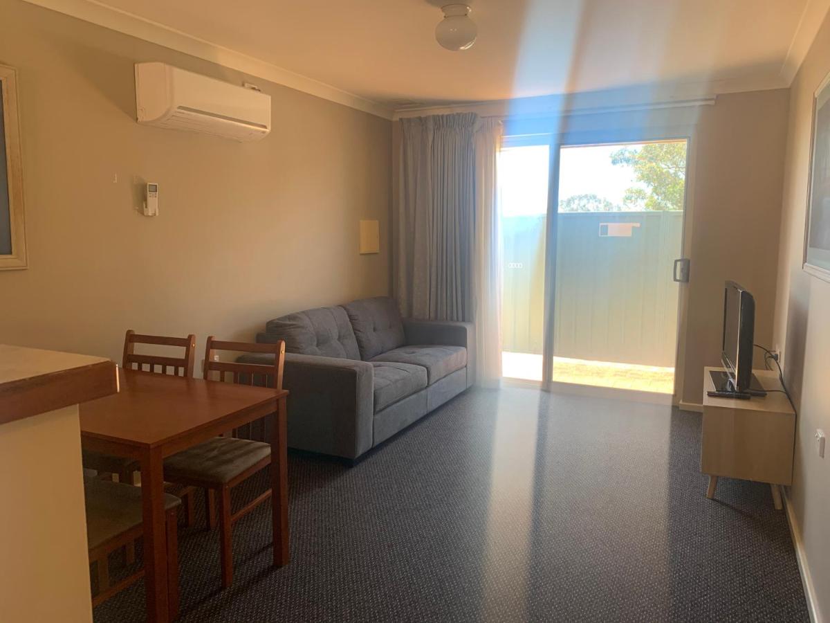 Waratah - Housity