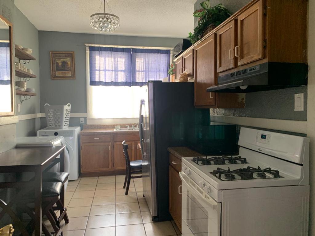 4Br-2Ba Midtown with HOT TUB Sleeps up to 19 - 8 Beds - Housity