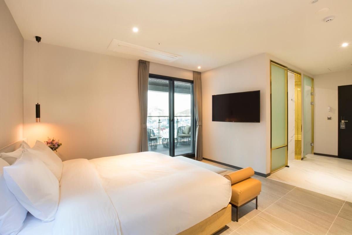 Nampo Hound Hotel Premier - Housity