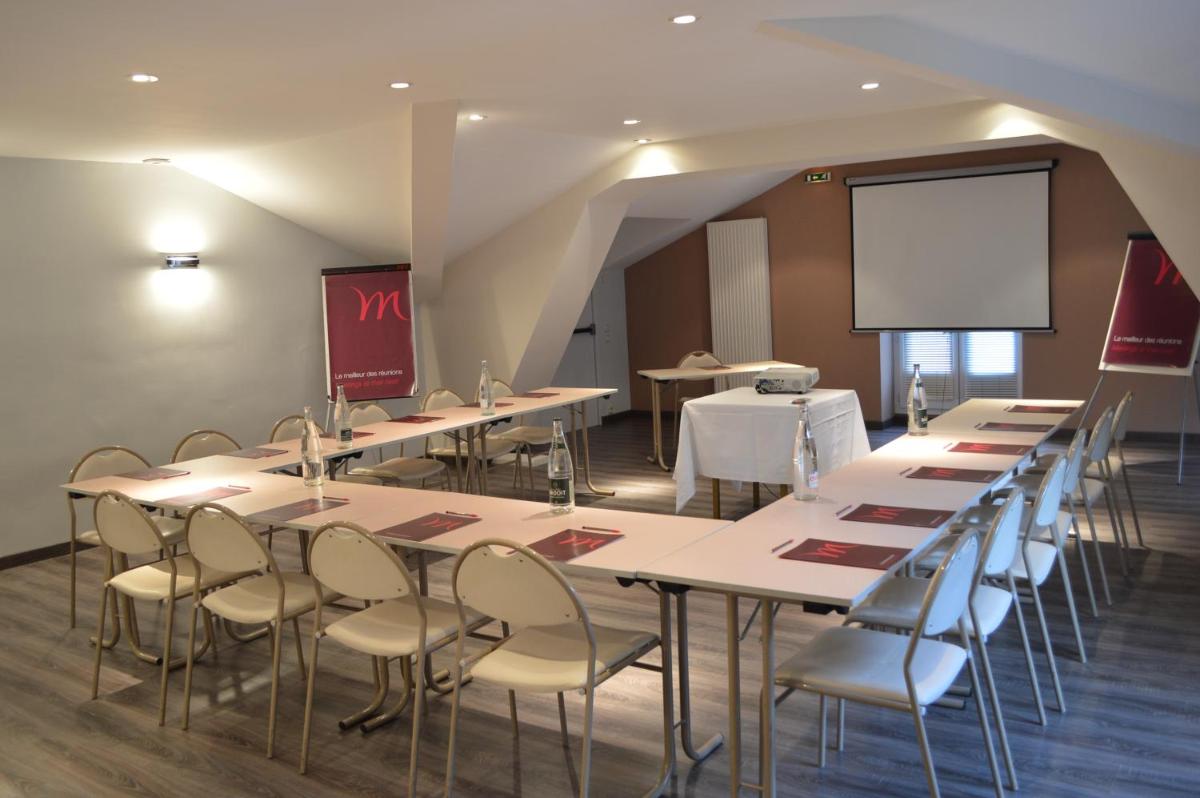Coin salon dans l'établissement Mercure Saint Nectaire - Spa & Bien-Être