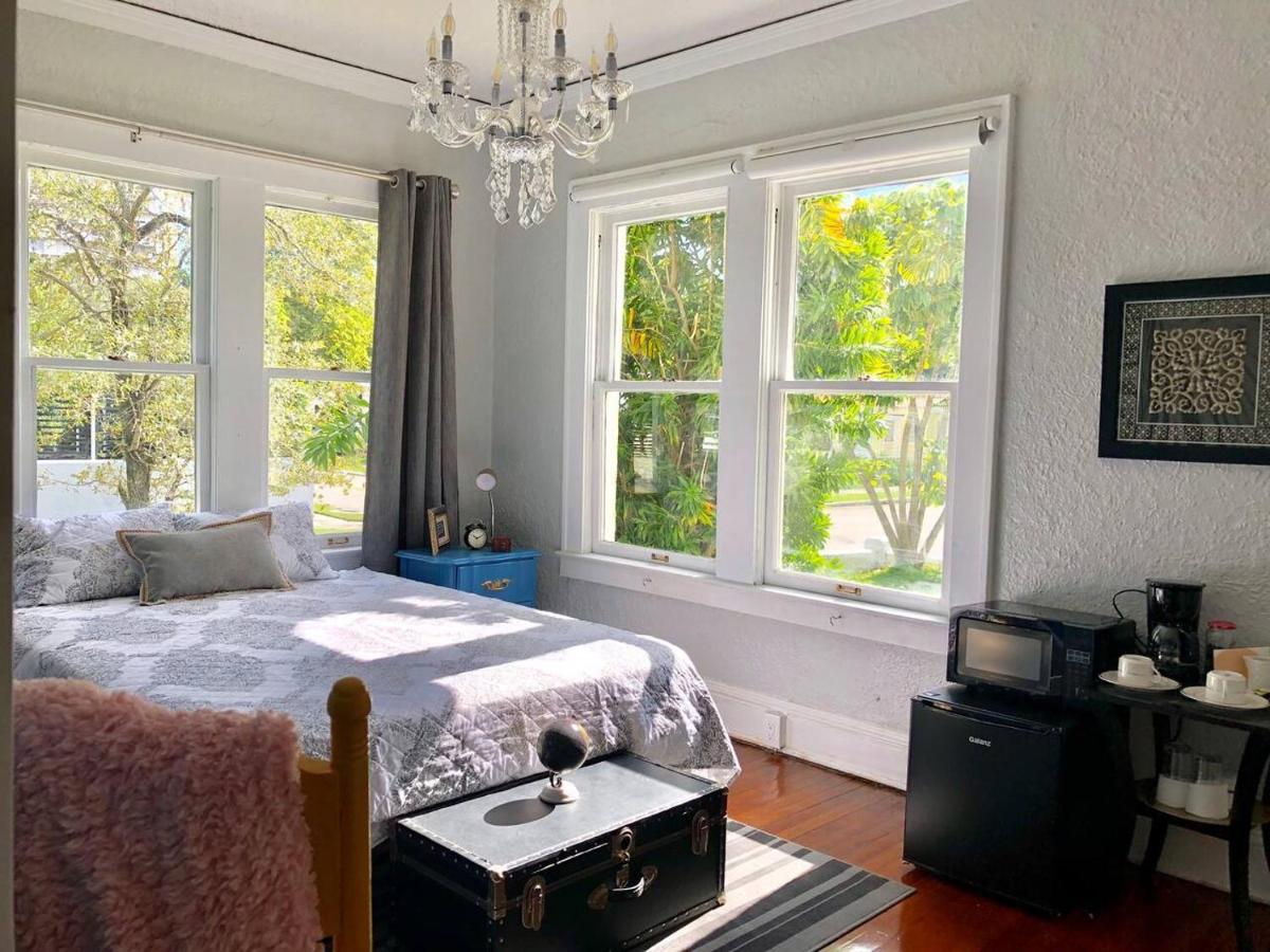 Private Suite Mins from MIA Free Parking - 1G - Housity