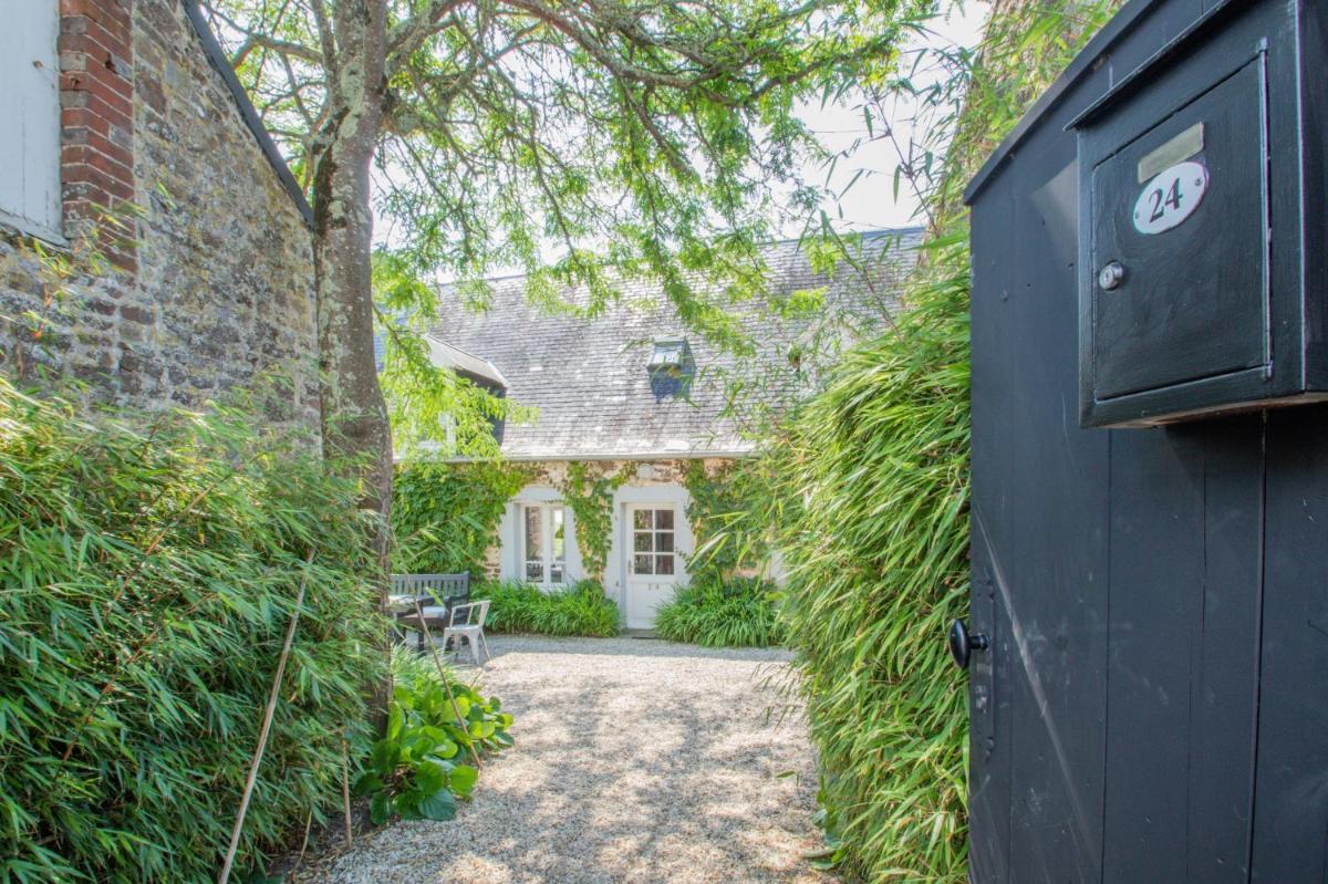 Maison charmante a Regneville sur Mer avec jardin et vue mer - Housity