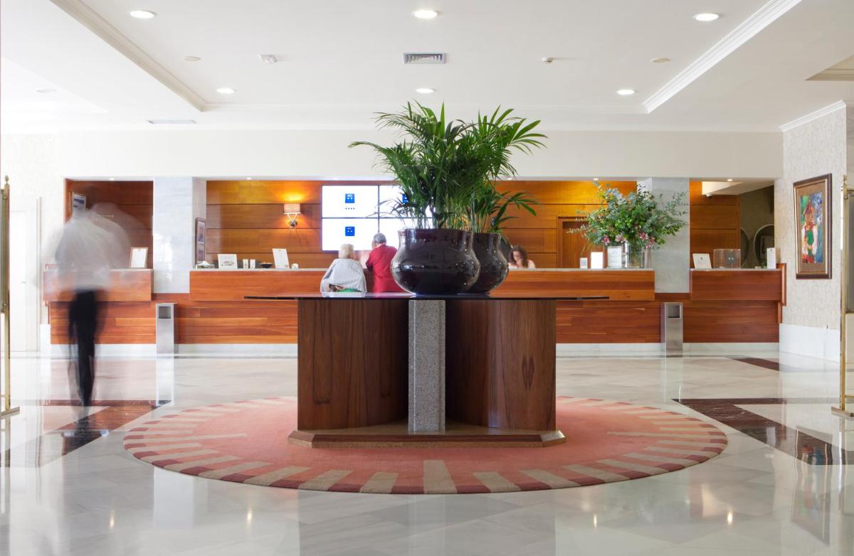 El vestíbulo o zona de recepción de Hotel Carlos I Silgar