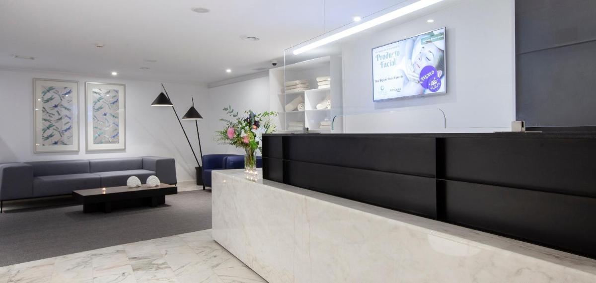 Una televisión o centro de entretenimiento en Hotel Carlos I Silgar