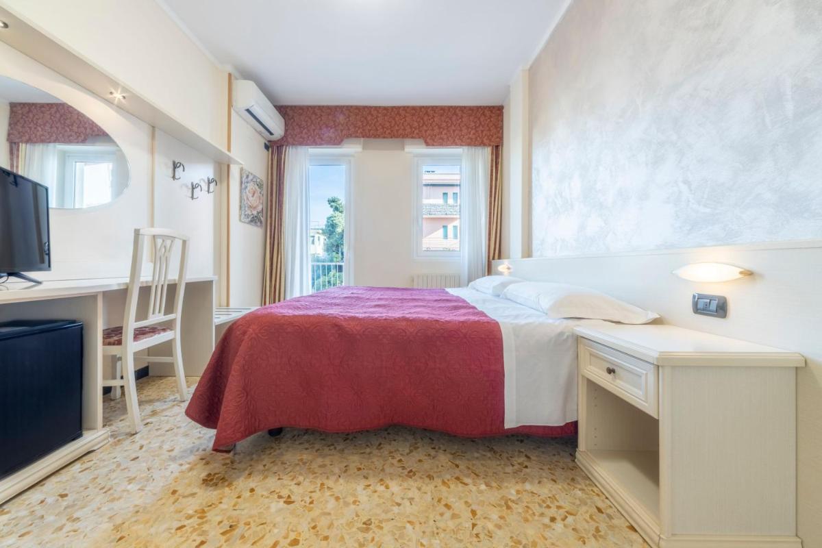 Gold Hotel - Housity