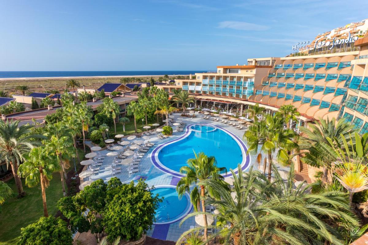 una vista aérea de la piscina del resort en MUR Faro Jandia Fuerteventura & Spa, en Morro del Jable