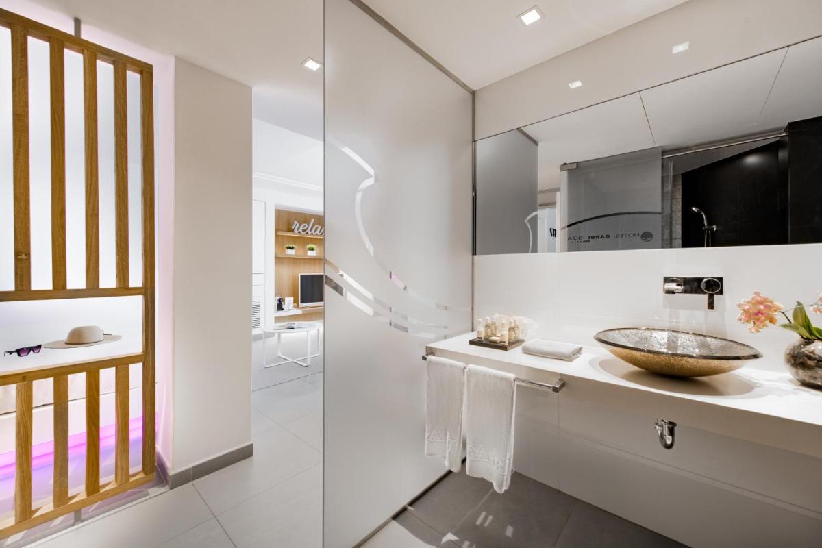 un baño con lavabo y espejo en Hotel Garbi Ibiza & Spa, en Playa d'en Bossa