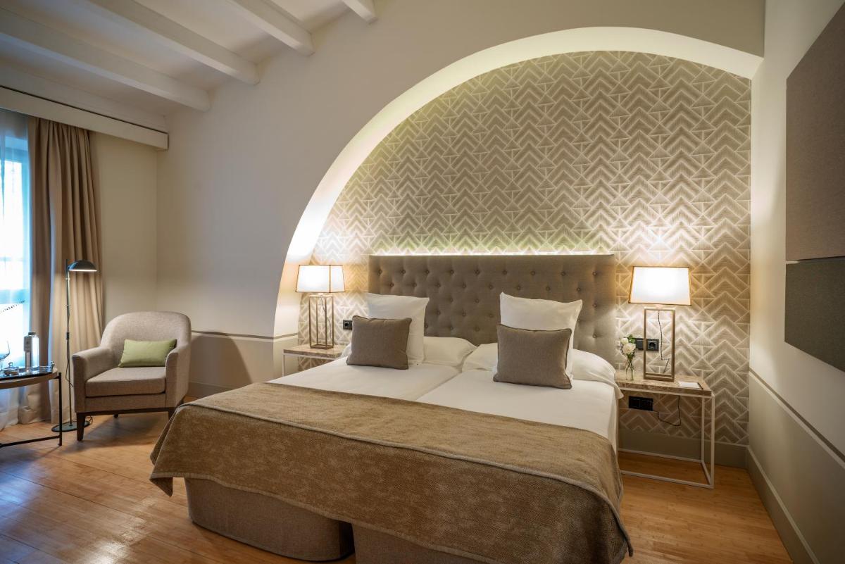 Cama o camas de una habitación en Hospes Palacio de Arenales & Spa