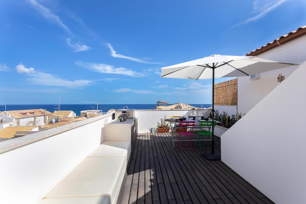Mirror Apartment with seaview terrace by Wonderful Italy - Housity