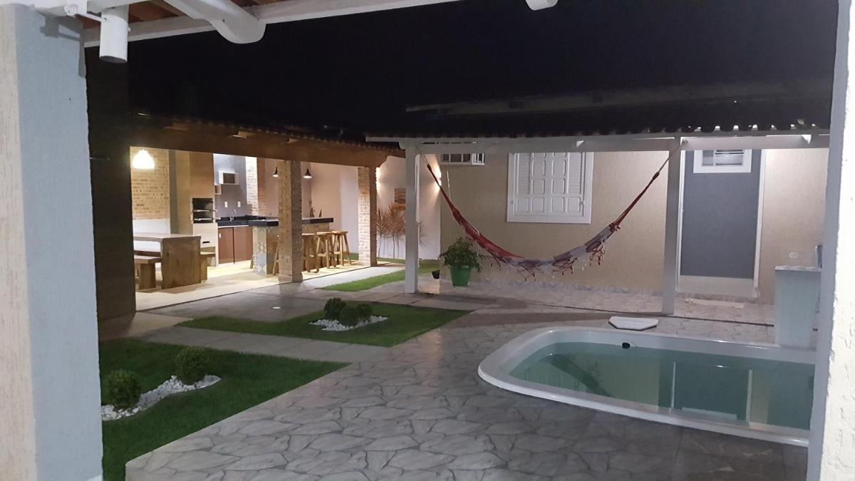 CASA COM PISCINA no CENTRO - Housity