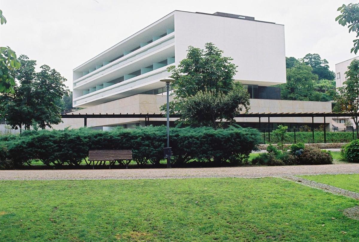 um edifício com um banco em frente a um parque em INLIMA Hotel & Spa em Ponte de Lima