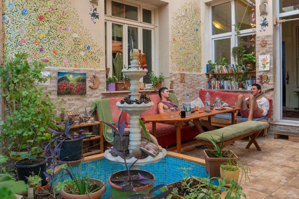 Suitetrails - Lotus Garden Hostel Izmir