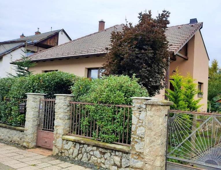 Aranypatak apartmanház - Housity