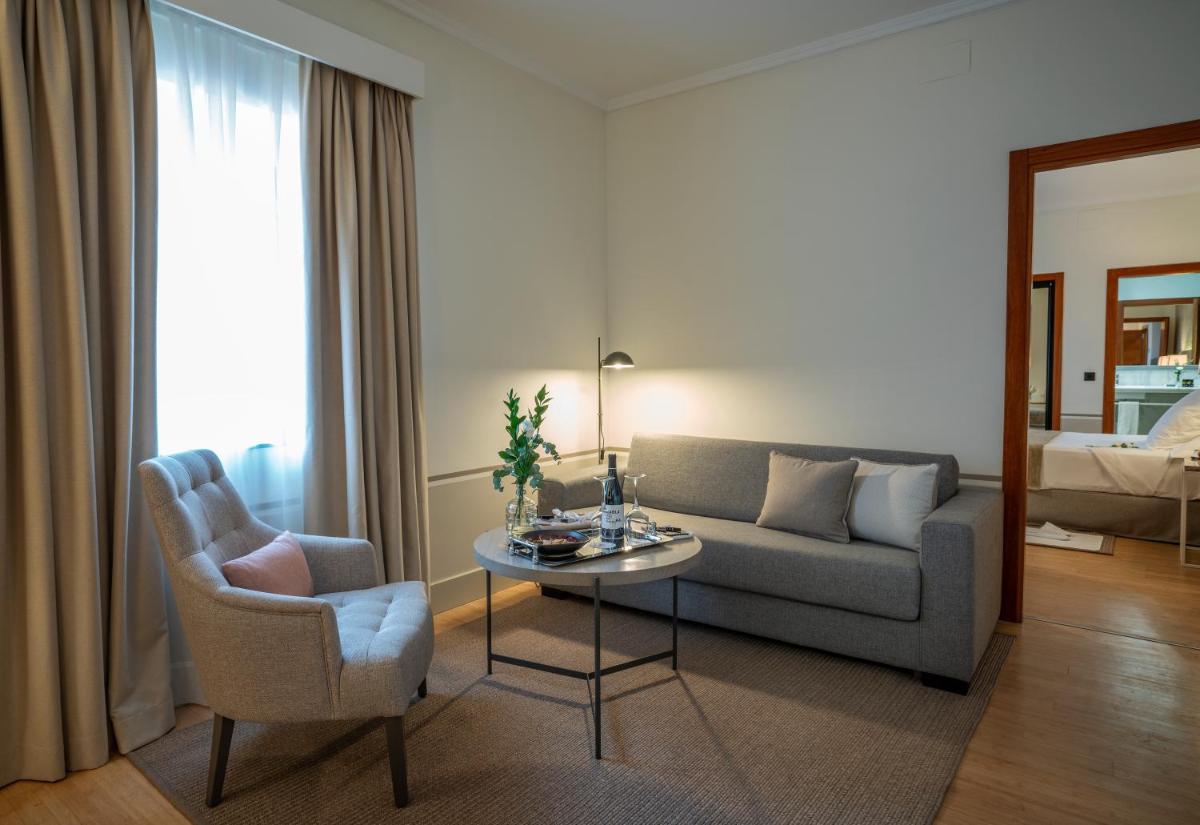 Cama o camas de una habitación en Hospes Palacio de Arenales & Spa