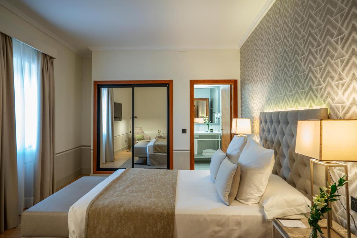 Cama o camas de una habitación en Hospes Palacio de Arenales & Spa