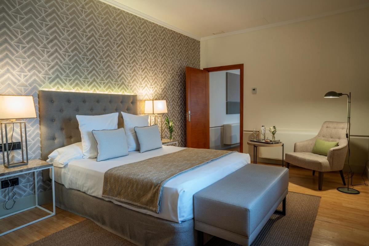 Cama o camas de una habitación en Hospes Palacio de Arenales & Spa