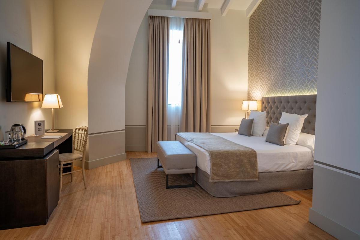 Cama o camas de una habitación en Hospes Palacio de Arenales & Spa