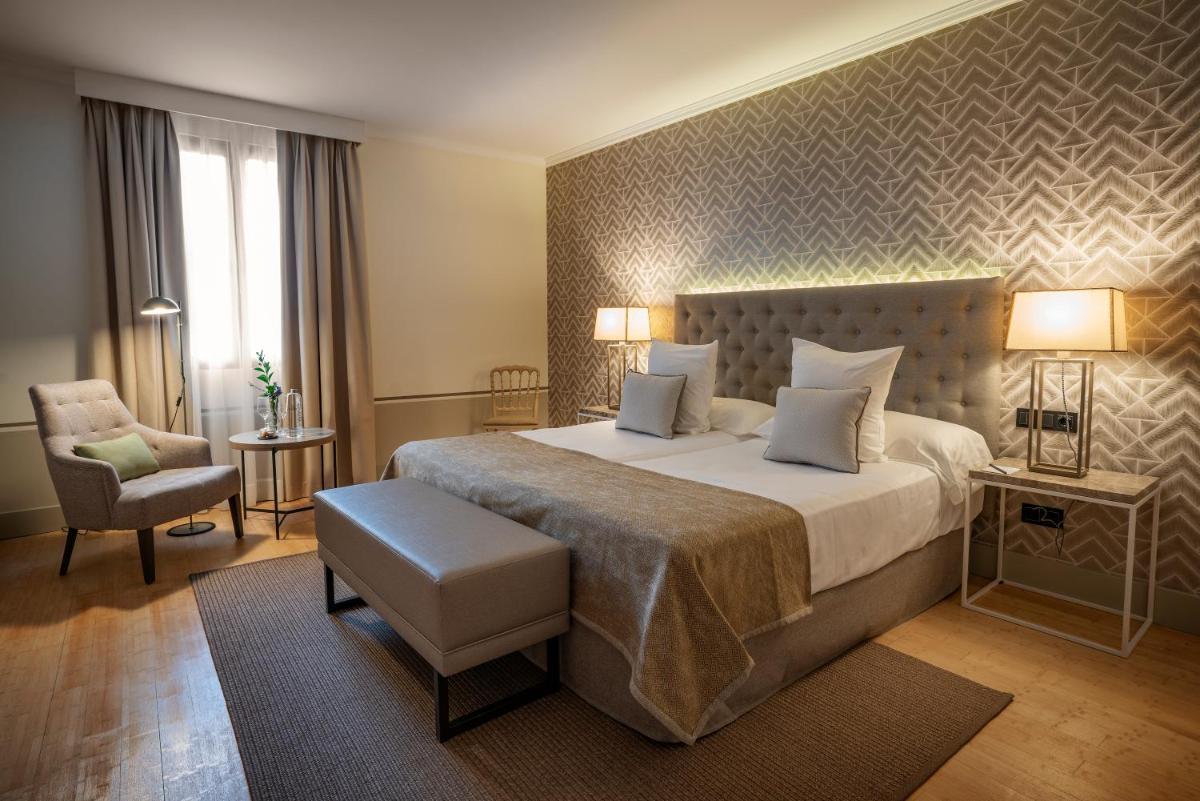 Cama o camas de una habitación en Hospes Palacio de Arenales & Spa