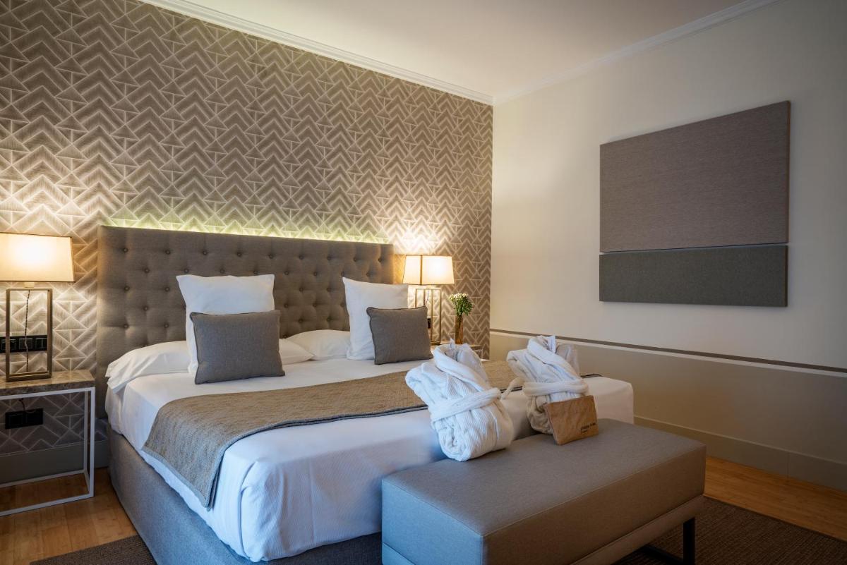 Cama o camas de una habitación en Hospes Palacio de Arenales & Spa