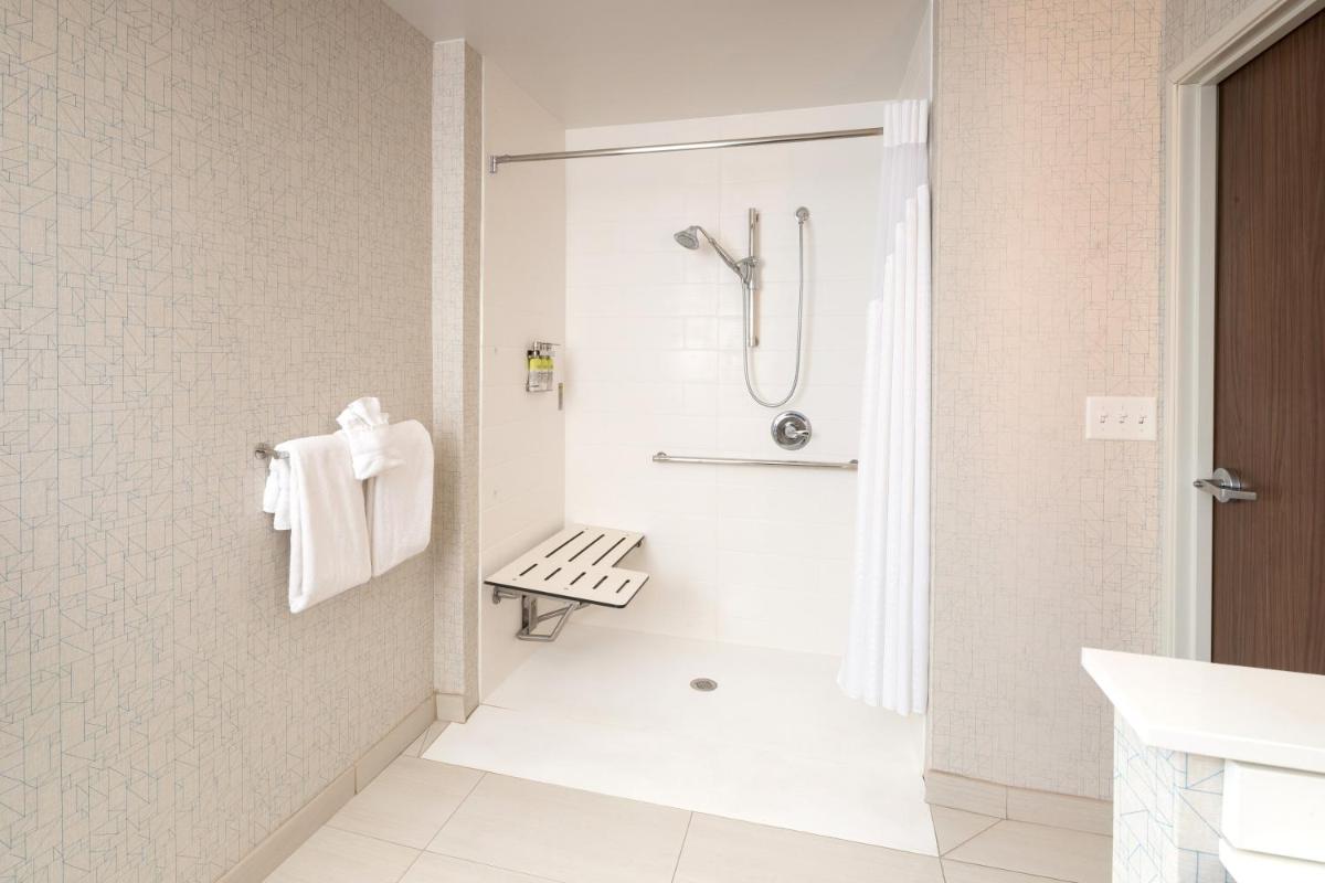 Holiday Inn Express & Suites - Kalamazoo West by IHG - Housity