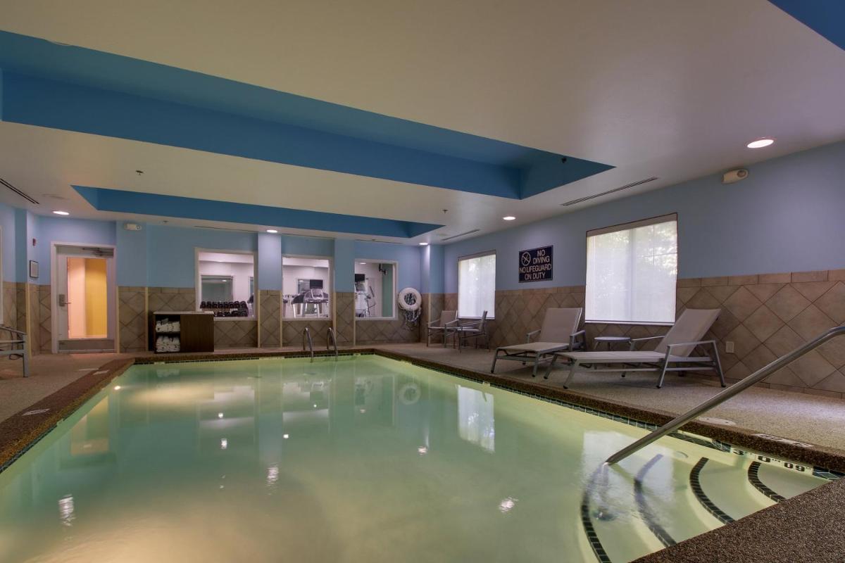 Holiday Inn Express Hotel & Suites Middleboro Raynham by IHG - Housity