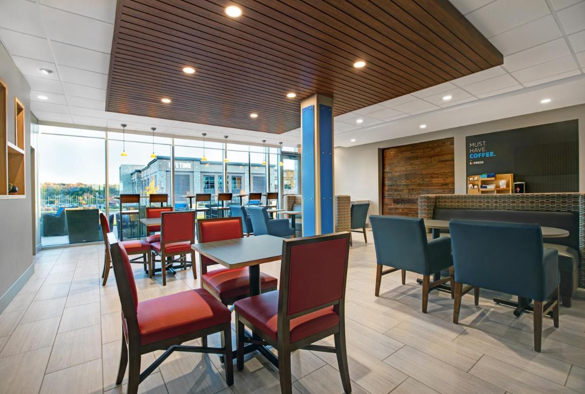 Holiday Inn Express & Suites - Milwaukee - Brookfield by IHG - Housity