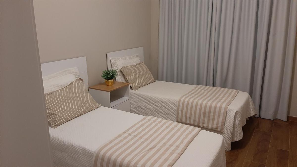 Excelente Sobrado Confortável no Centro de Tijucas Próximo as Praias - Housity