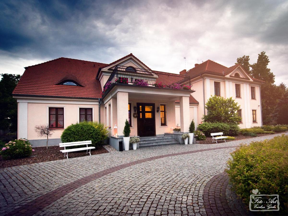 Dwór Niemierzyce - Housity