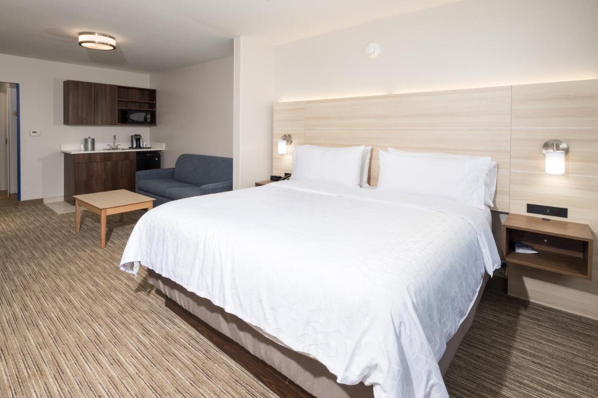 Holiday Inn Express & Suites - Portage, an IHG Hotel - Housity