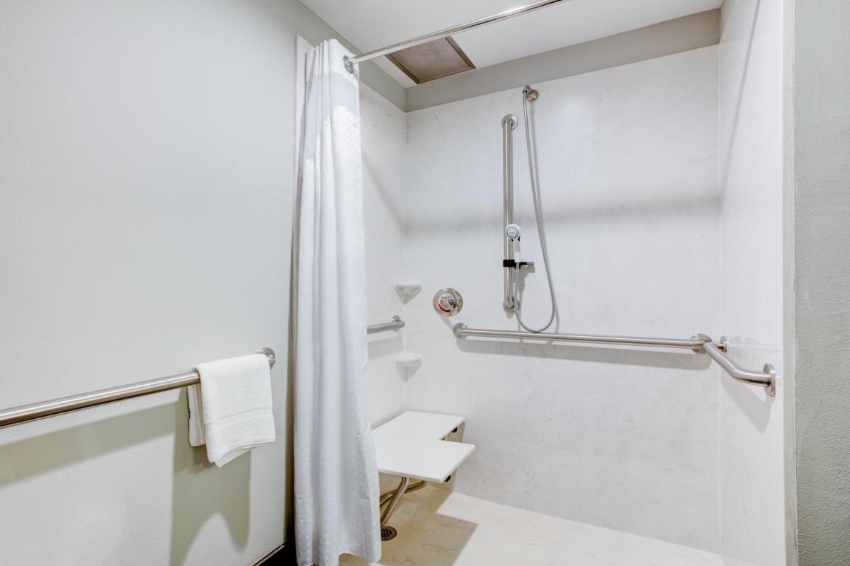 Holiday Inn Lafayette North, an IHG Hotel - Housity