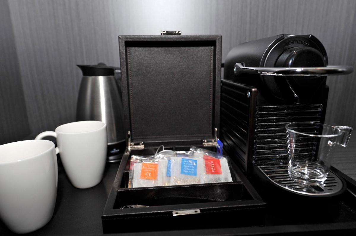 Utensilios para hacer té y café en Hotel Indigo Barcelona - Plaza Catalunya 4Sup by IHG