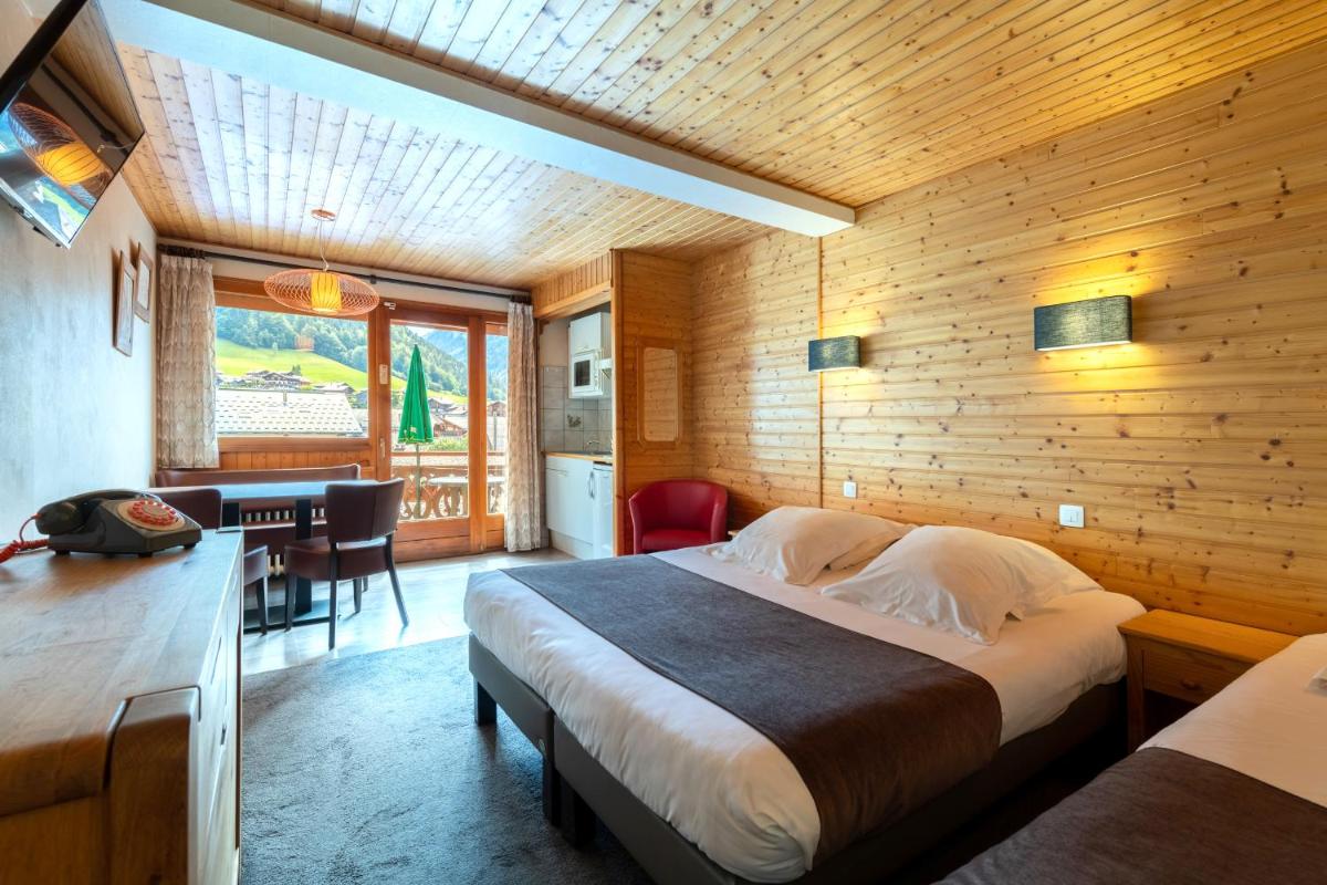 Un ou plusieurs lits dans un hébergement de l'établissement Hôtel Les Côtes, Résidence Loisirs et Chalets